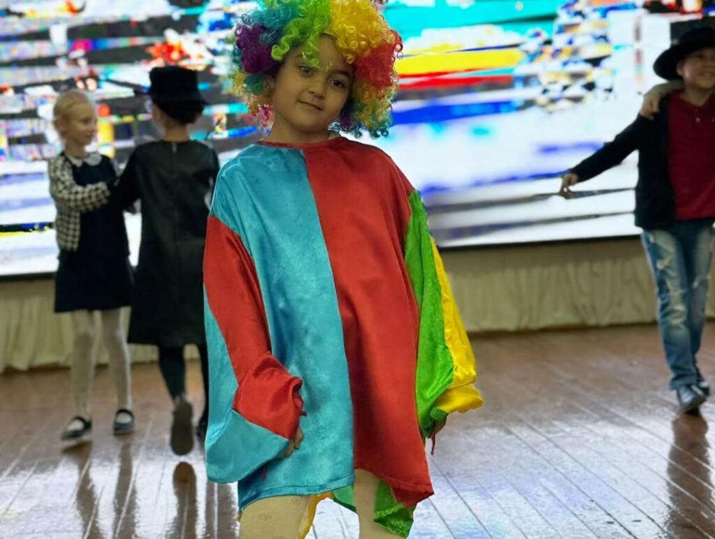 🎶✨-Сиқырлы-ноталар-—-2-Д-сыныбыБүгін-сахнада-мейірімді-жаңа-жылдық-ертегі-жанданды-🎄Жас-өн-2